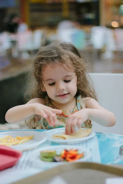 Gadis Kecil Bersenang Senang Dengan Makanan Kafe Atau Restoran — Stok Foto