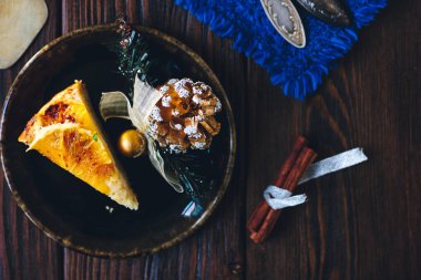 Ahşap masa üzerinde Noel pastadan Üstten Görünüm.