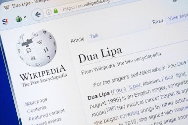 Ryazan, Rusya - 28 Ağustos 2018: Vikipedi sayfa hakkında Dua Lipa Pc ekranda.