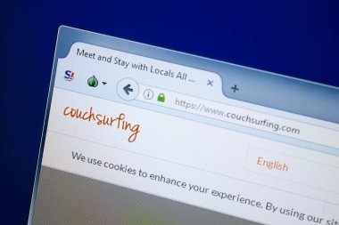Ryazan, Rusya - 26 Ağustos 2018: Kanepede sörf ana web sitesi Pc. Url - Couchsurfing.com görüntüleme