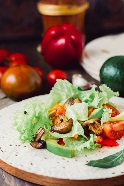 Doğal vejetaryen Meksika yemeği - Tortilla ekmeğinde taze salata.