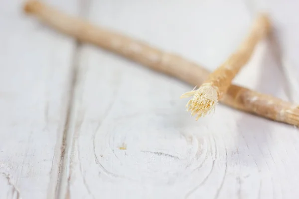 Miswak Oder Siwak Arabische Zahnbürste Zur Zahnreinigung Auf Weiß — Stockfoto