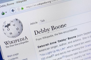 Ryazan, Rusya - 19 Ağustos 2018: Vikipedi sayfası Debby Boone hakkında Pc ekranda