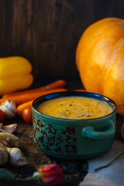 Zencefil kökü ile büyük sebze krem çorbası