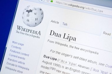 Ryazan, Rusya - 28 Ağustos 2018: Vikipedi sayfa hakkında Dua Lipa Pc ekranda.