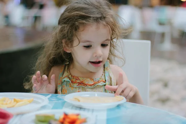 Niña Divirtiéndose Con Comida Café Restaurante — Foto de Stock