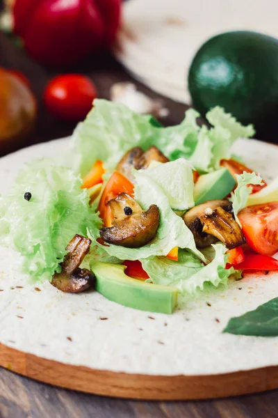 Doğal vejetaryen Meksika yemeği - Tortilla ekmeğinde taze salata.