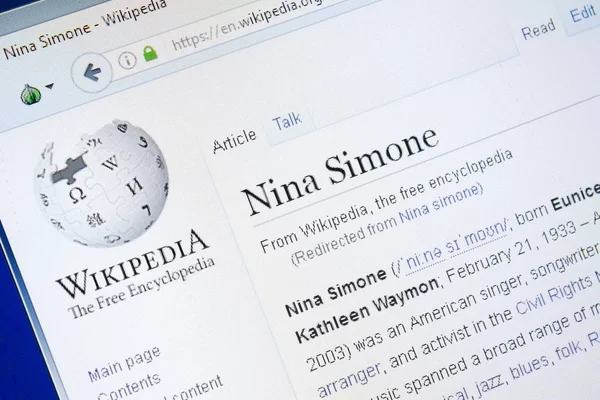 Ryazan, Rusia - 28 de agosto de 2018: página de Wikipedia sobre Nina Simone en la pantalla del PC . — Foto de Stock