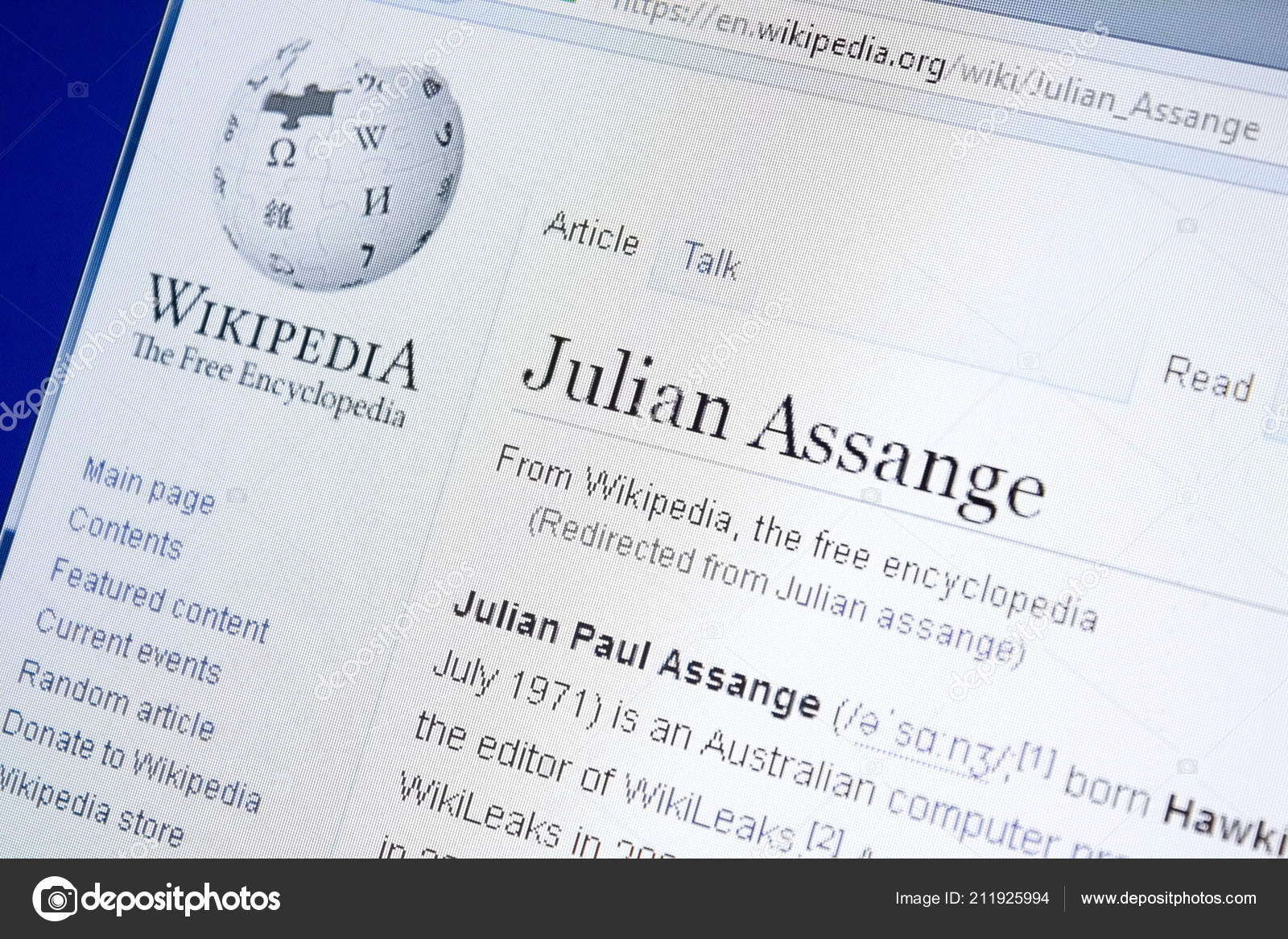 Herunterladen - Rjasan, russland - 28. august 2018: wikipedia-seite über julian assange auf dem display des pc — Stockbild Rjasan, russland - 28. august 2018: wikipedia-seite über julian assange auf dem display des pc. — Stockfoto