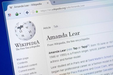 Ryazan, Rusya - 19 Ağustos 2018: Vikipedi sayfa hakkında Amanda Lear Pc ekranda