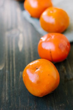 Tahta masadaki taze organik hurmalar.