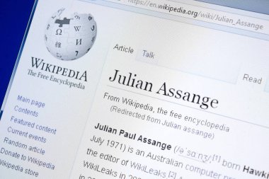 Ryazan, Rusya - 28 Ağustos 2018: Vikipedi sayfası Julian Assange hakkında Pc ekranda.