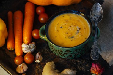 Zencefil çorba, sebze ve baharatlar.