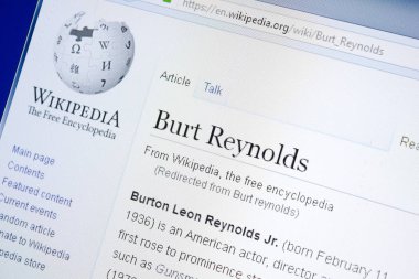 Ryazan, Rusya - 28 Ağustos 2018: Vikipedi sayfası Burt Reynolds hakkında Pc ekranda.