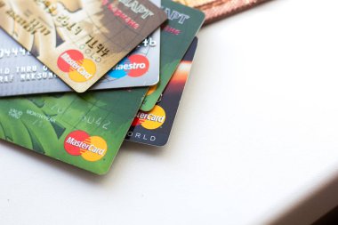 Ryazan, Rusya - 27 Şubat 2018: Birkaç beyaz masa üzerinde kredi kartı sayısı