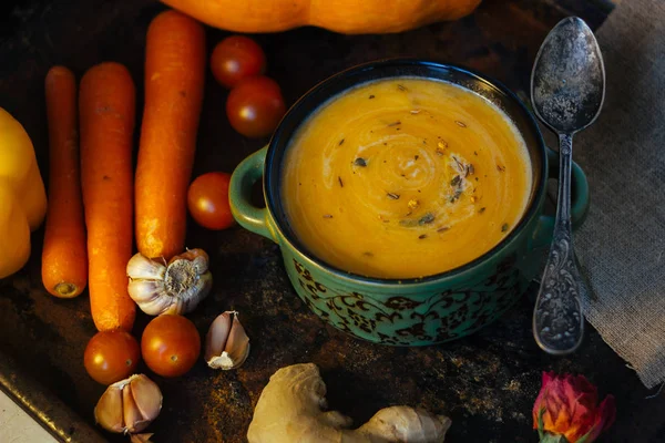 Zencefil çorba, sebze ve baharatlar.