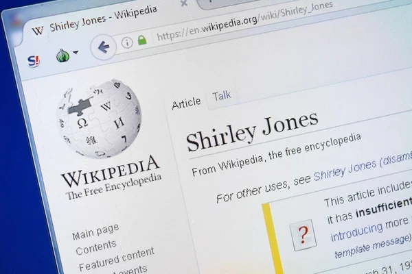 Ryazan, Rusya - 19 Ağustos 2018: Vikipedi sayfası Shirley Jones hakkında Pc ekranda