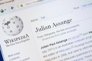 Ryazan, Rusya - 28 Ağustos 2018: Vikipedi sayfası Julian Assange hakkında Pc ekranda.