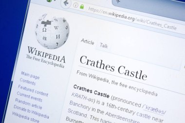 Ryazan, Rusya - 28 Ağustos 2018: Vikipedi sayfası Crathes Kalesi hakkında Pc ekranda.