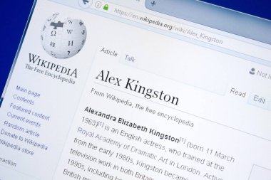 Ryazan, Rusya - 28 Ağustos 2018: Vikipedi sayfa hakkında Alex Kingston Pc ekranda.