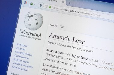 Ryazan, Rusya - 19 Ağustos 2018: Vikipedi sayfa hakkında Amanda Lear Pc ekranda
