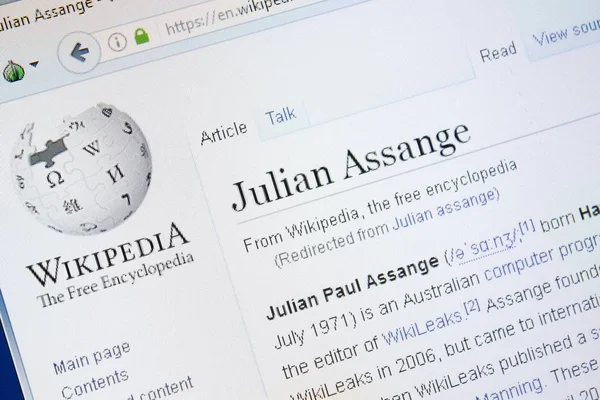 Rjasan, russland - 28. august 2018: wikipedia-seite über julian assange auf dem display des pc. — Stockfoto