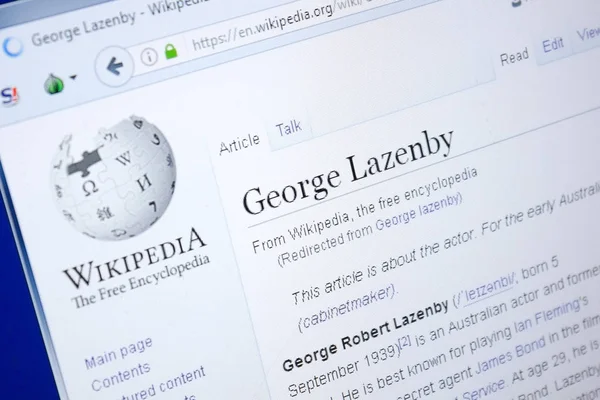 Ryazan, Rusia - 28 Agustus 2018: Halaman Wikipedia tentang George Lazenby pada tampilan PC . — Stok Foto