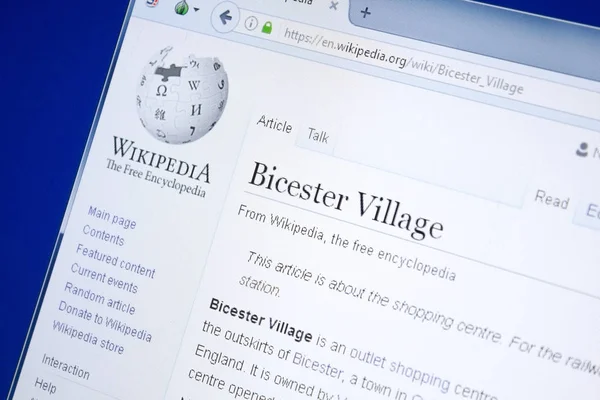 Rjazaň, Rusko - 28 srpna 2018: Stránce Wikipedie o Bicester Village na monitoru Pc. — Stock fotografie