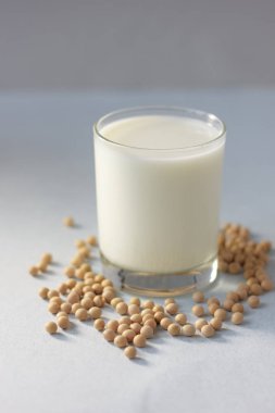 Etrafında soya fasulyesi olan soya sütü..