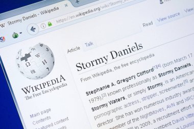 Ryazan, Rusya - 28 Ağustos 2018: Vikipedi sayfa hakkında Stormy Daniels Pc ekranda.