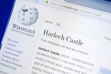 Ryazan, Rusya - 28 Ağustos 2018: Vikipedi sayfası Harlech Castle hakkında Pc ekranda.