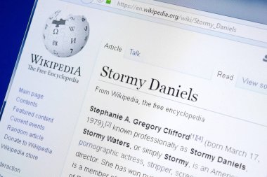 Ryazan, Rusya - 28 Ağustos 2018: Vikipedi sayfa hakkında Stormy Daniels Pc ekranda.