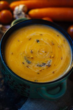 Zencefil ve sebze siyah yüzeyi ile lezzetli çorba