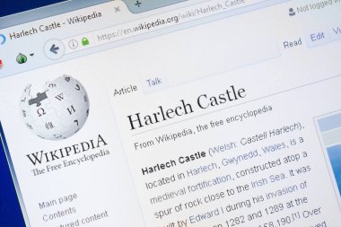 Ryazan, Rusya - 28 Ağustos 2018: Vikipedi sayfası Harlech Castle hakkında Pc ekranda.