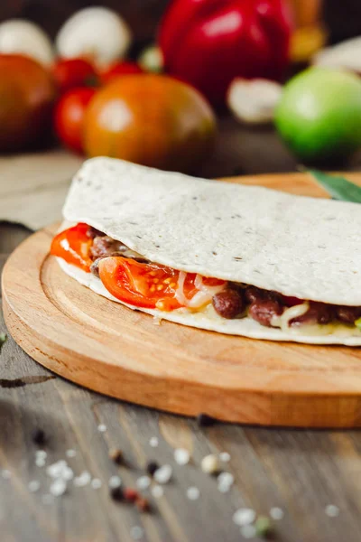 Mexikansk mat - vegetariskt quesadilla på träskiva. — Stockfoto