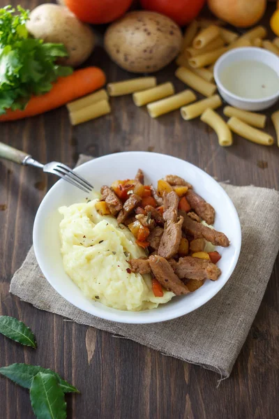 Sojafleisch mit Kartoffelpüree über Küchentisch. — Stockfoto