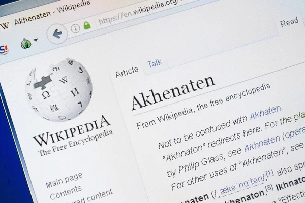 Rjasan, russland - 28. august 2018: wikipedia-seite über achenaten auf dem display des pc — Stockbild Rjasan, russland - 28. august 2018: wikipedia-seite über achenaten auf dem display des pc. — Stockfoto