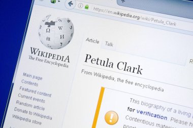 Ryazan, Rusya - 28 Ağustos 2018: Vikipedi sayfası Petula Clark hakkında Pc ekranda.