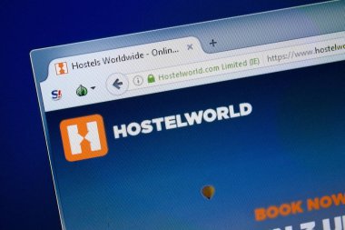 Ryazan, Rusya - 26 Ağustos 2018: Hostel dünya ana web sitesi Pc. Url - Hostelworld.com görüntüleme