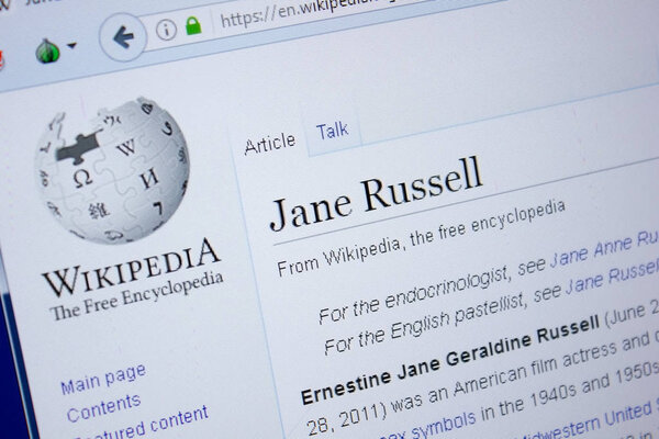 Рязань, Россия - 9 сентября 2018 года - страница в Википедии о Джейн Рассел на дисплее ПК
