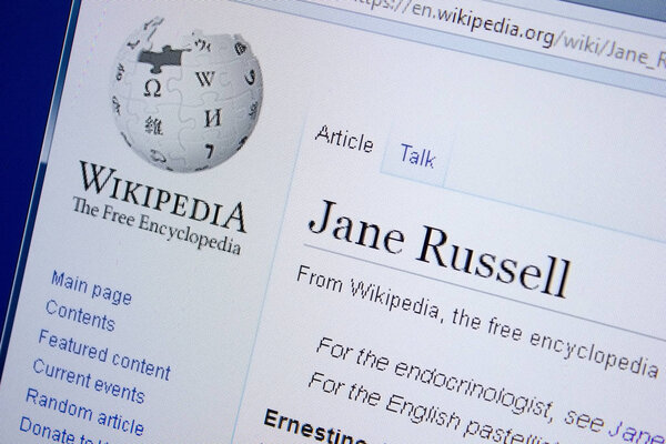 Рязань, Россия - 9 сентября 2018 года - страница в Википедии о Джейн Рассел на дисплее ПК
