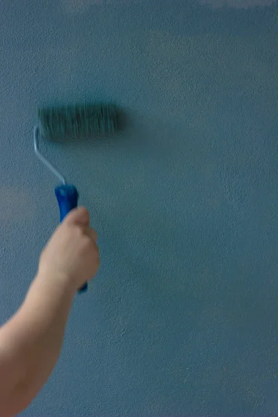 Рука Краской Ролик Над Синей Стеной — стоковое фото