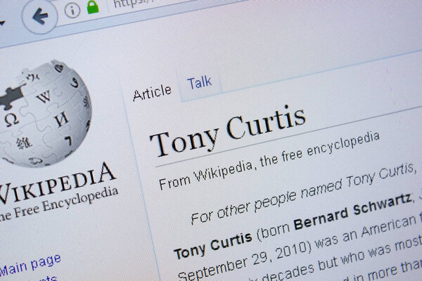 Рязань, Россия - 9 сентября 2018 года - страница Википедии о Тони Кертисе на дисплее ПК
