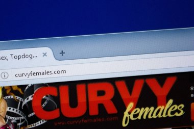 Ryazan, Rusya - 09 Eylül 2018: Düzgün vücutlu kadın ana web sitesi Pc, url - Curvyfemales.com görüntüleme.