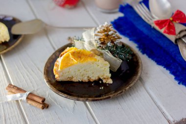 Bir parça noel pastası kırsal tabakta yemeye hazır.