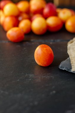 Taze ve olgun yaban eriği veya siyah yüzeyde kiraz eriği