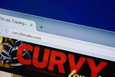 Ryazan, Rusya - 09 Eylül 2018: Düzgün vücutlu kadın ana web sitesi Pc, url - Curvyfemales.com görüntüleme.