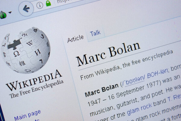 Рязань, Россия - 9 сентября 2018 года - страница в Википедии о Марке Болане на экране ПК
