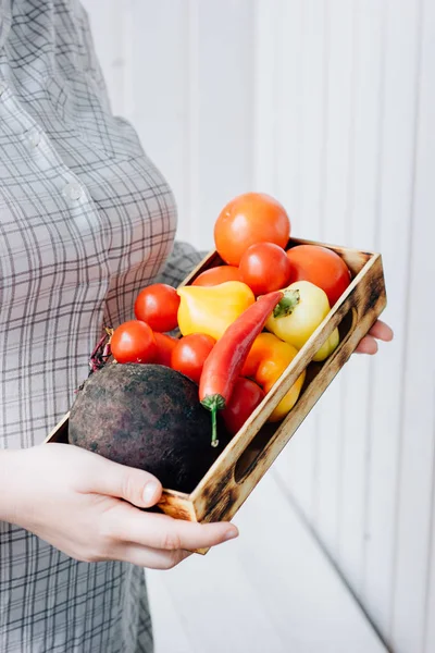 Senior Kvinna Som Håller Låda Med Grönsaker Händer — Stockfoto