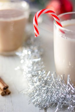 Hoş ve güzel Noel iç - beyaz masa üzerinde yumurta likörü.